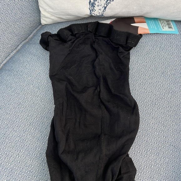 NWT Assets by Spanx Remarkable Results Shaping High Waist Short Size B - Picture 5 of 6